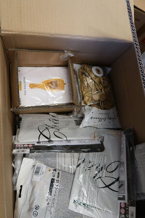 Kasse med nytårsfesttilbehør