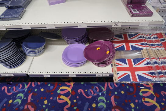 Div. Papkrus, paptallerkner, servietter, sugerør m.m.