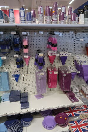 Div. Papkrus, paptallerkner, servietter, sugerør m.m.