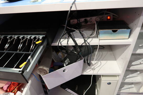 Pengeskuffe, bonprinter EPSON, tastatur m.m.