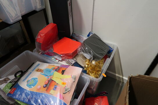 2 stk. kasser med div. Festtilbehør, balloner m.m.