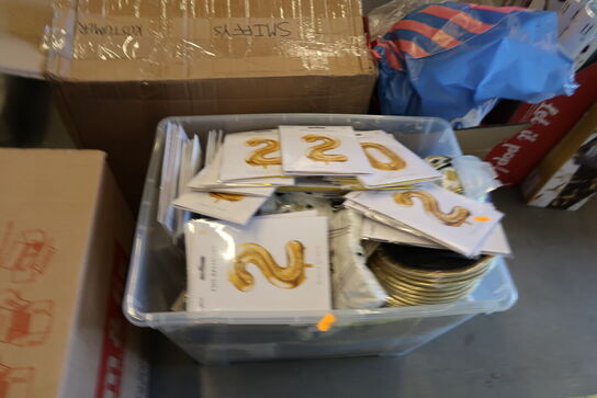 Kasse med festtilbehør