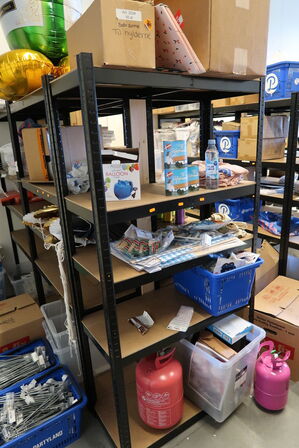 Lagerreol med div. Festtilbehør m.m.