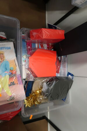 2 stk. kasser med div. Festtilbehør, balloner m.m.