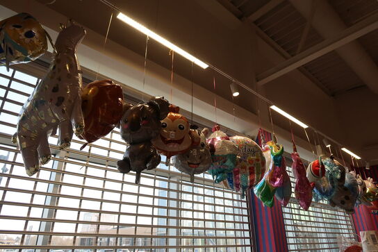 Alle balloner i butikken som er pustet op