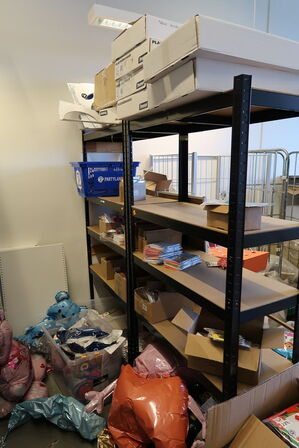 2 stk. lagerreoler med div. Festtilbehør m.m.