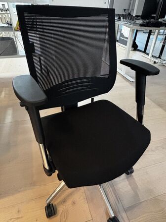 8 stk. kontorstole, sort stof sæde og netryg - VUITTON