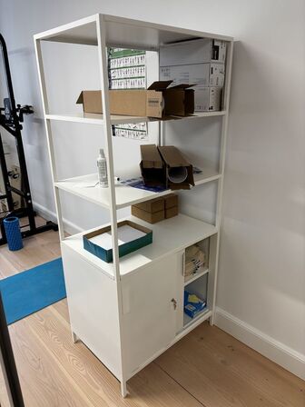 Reole med Skab, med skydedøre, hvid  - IKEA TROTTEN