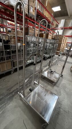 Elektrisk stabler med platform.  REMEDA