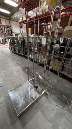 Elektrisk stabler med platform.  REMEDA