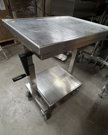 Vogn med manuel justerbar bordplade.