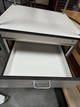 Rullestativ med skuffe.