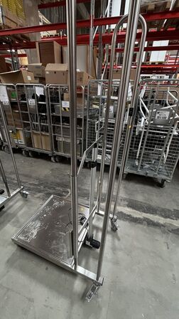 Elektrisk stabler med platform.  REMEDA