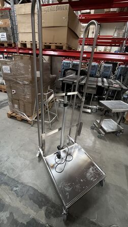 Elektrisk stabler med platform.  REMEDA