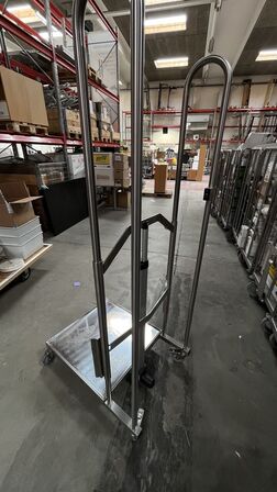 Elektrisk stabler med platform.  REMEDA