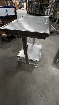 Vogn med manuel justerbar bordplade.