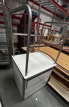 Rullestativ med skuffe.