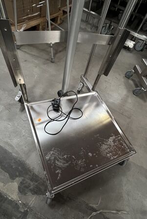 Elektrisk stabler med platform.  REMEDA