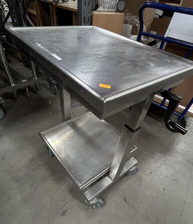 Vogn med manuel justerbar bordplade.