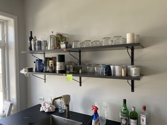 Tøm hylder og indhold i køkkenskabe