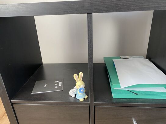 Reol med skuffer og låger med indhold