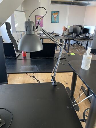 El hæve/sænkebord IKEA Bekant  med lampe