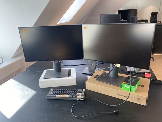 2 stk. skærme DELL U2520D, tastatur og mus