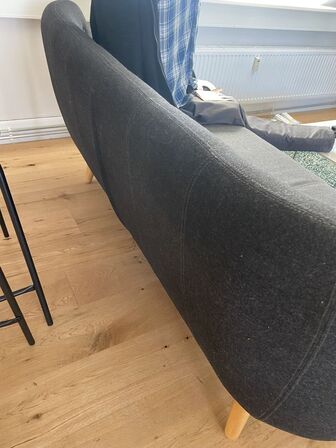 Sofa med bord og tæppe