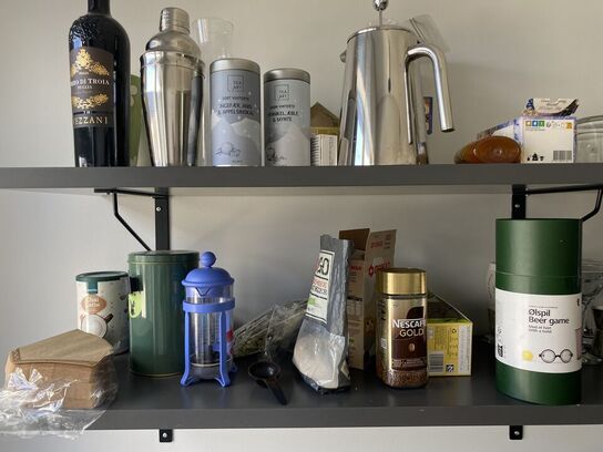 Tøm hylder og indhold i køkkenskabe