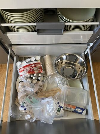 Tøm hylder og indhold i køkkenskabe