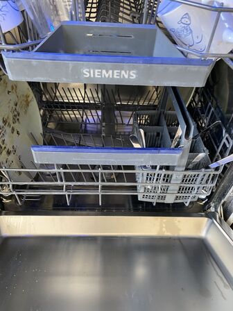 Tøm hylder og indhold i køkkenskabe