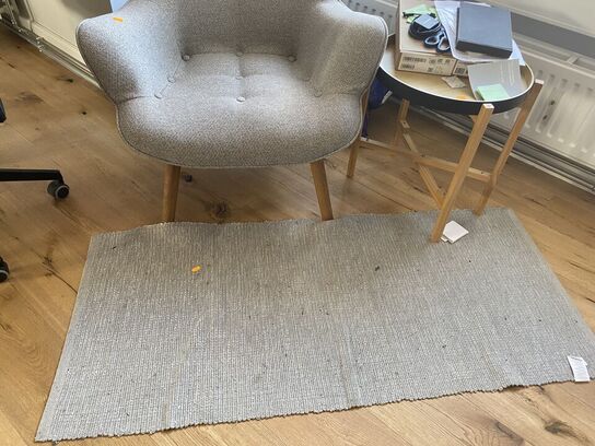 Stol,tæppe & bord unden indhold