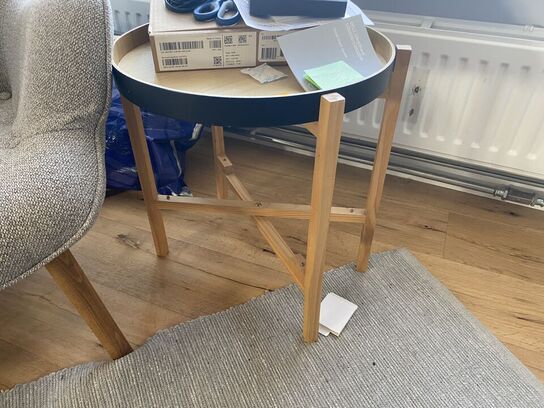 Stol,tæppe & bord unden indhold