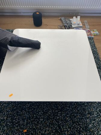 Sofa med bord og tæppe