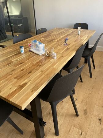 Spisebord med 8 stole