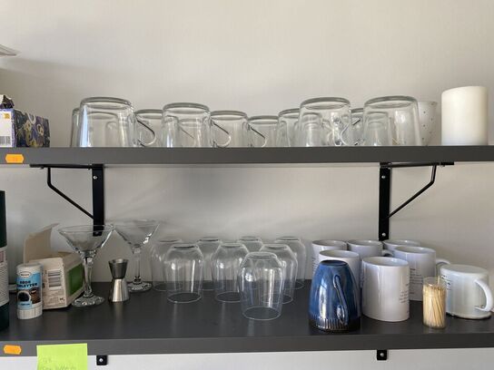 Tøm hylder og indhold i køkkenskabe