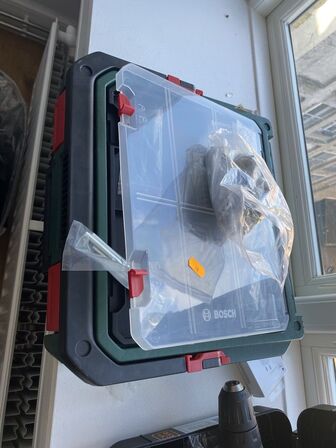 2 stk skruemaskiner samt kasse med bitz