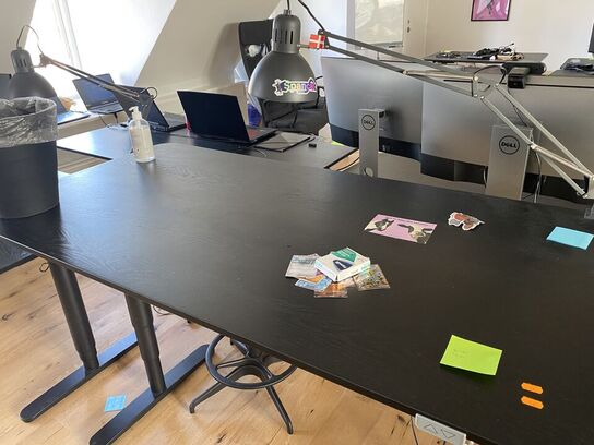 El hæve/sænkebord IKEA Bekant  med lampe