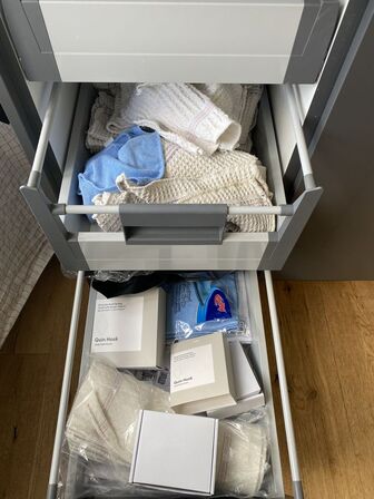 Tøm hylder og indhold i køkkenskabe