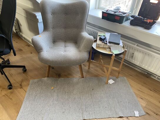 Stol,tæppe & bord unden indhold