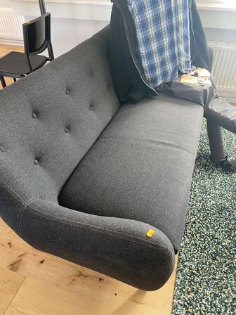 Sofa med bord og tæppe