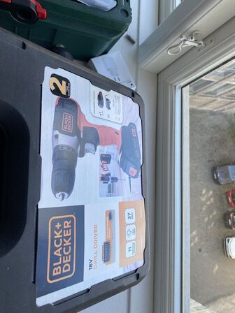 2 stk skruemaskiner samt kasse med bitz