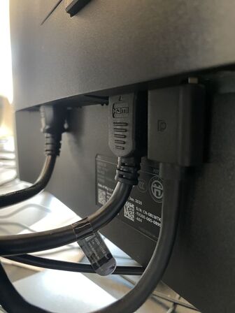 2 stk. skærme DELL U2719D og tastetur, mus