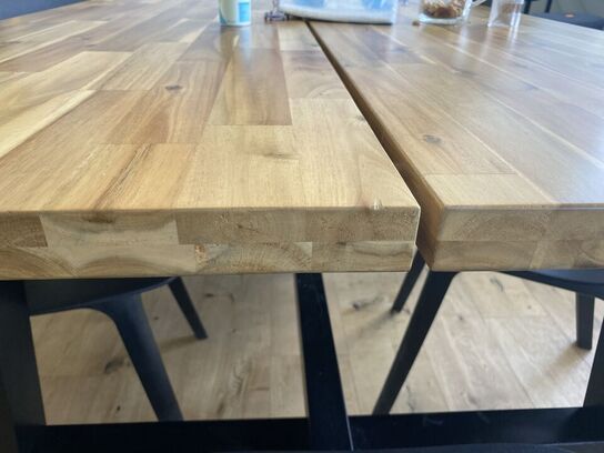 Spisebord med 8 stole