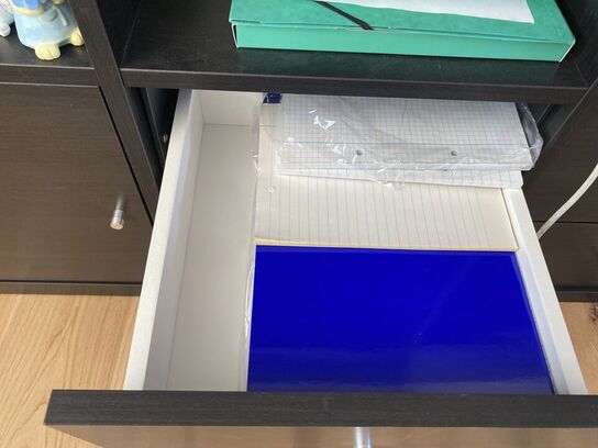 Reol med skuffer og låger med indhold