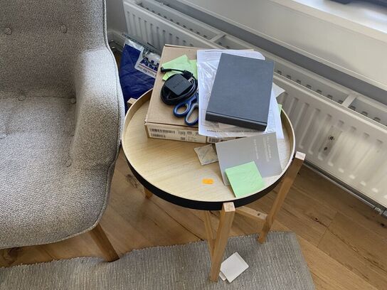 Stol,tæppe & bord unden indhold