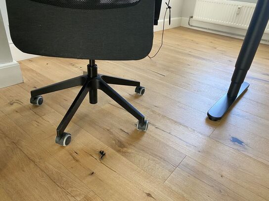 El hæve/sænkebord IKEA Bekant med kontorstol