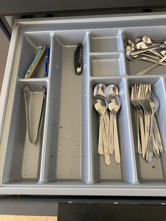 Tøm hylder og indhold i køkkenskabe