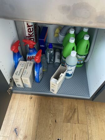 Tøm hylder og indhold i køkkenskabe