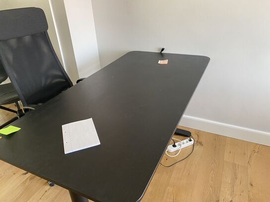 El hæve/sænkebord IKEA Bekant med kontorstol